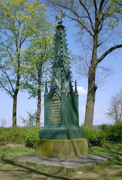 Мемориал на месте сражения при Денневице, возведённый в 1817 г. в деревне Нидер-Гёрсдорф