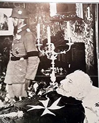 На фотографии в заголовке запечатлен имперский президент генерал-фельдмаршал Пауль фон Гинденбург на смертном одре в рыцарском плаще прусского Ордена иоаннитов/Бранденбургского баллея (1934 г.).