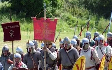 Римские военные штандарты-вексилл(ум)ы (современная реконструкция). Примерно так выглядела основная масса римских воинов (в большинстве своем – слyжилых «варваров») в IV веке.