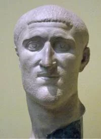 Римский император Констанций I Хлор (цезарь 293—305 гг., август 305—306 гг.), отец первого императора-христианина Константина I Великого (слева – в молодости, справа – в старости)