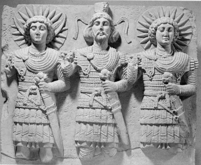 Барельеф с изображением бога Солнца-Митры (справа), верховного бога Добра и Света Ор(о)мазда (в центре) и бога Луны (слева)