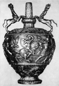 Серебряная амфора второй половины IV века (времен императора Юлиана II) с изображением битвы амазонок (СПб, Эрмитаж).