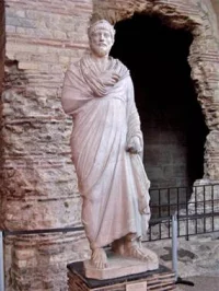 Статyя императора Юлиана II в полный рост