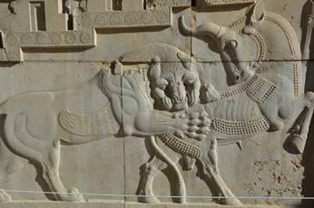 Рельеф на лестнице в зале Хшеярши (Ксеркса) в Персеполе: лев, нападающий на быка