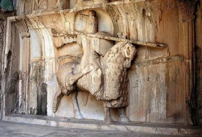 Рельеф на задней стене Большого грота в Так-и-Бустане (около 620 года п. Р.Х.). Царь Хусрау (Хосров, Хосрой) Сасанид верхом на своем коне Шабдэзе