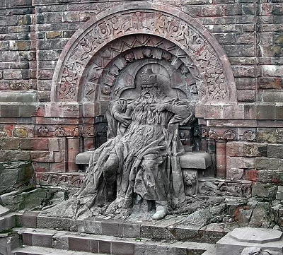 Памятник римско-германскому императору Фридриху I Барбароссе на горе Киффхойзер в Тюрингии (Германия)