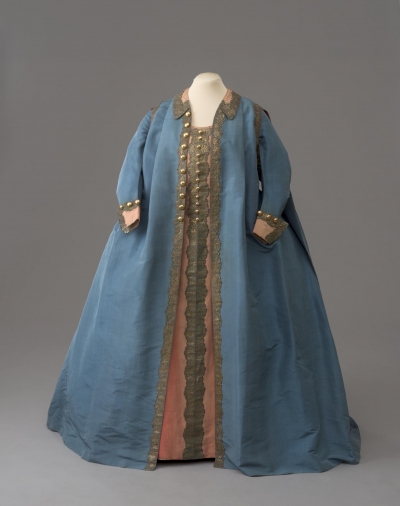 Мундирное платье Екатерины II по форме лейб гвардии Конного полка. Россия, 1776 г. Шелк, позумент золоченый, длина: 147 см. ГЭ