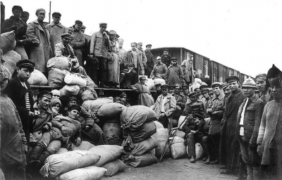 Заградотряд и конфискованное им у мешочников продовольствие, 1920 год. Источник: Коммерсантъ / РГАКФД/Росинформ