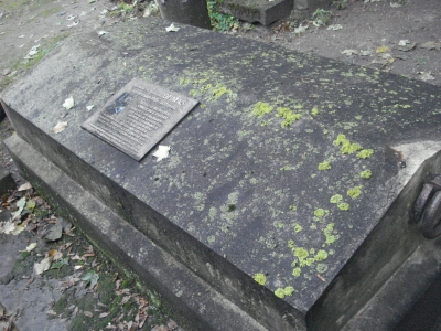 Могила с надгробием Guillaume-Matthieu Dumas. Кладбище du Calvaire.