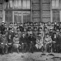 Преподаватели и курсанты 1-го выпуска Офицерской воздухоплавательной школы (ОВШ). Слева направо сидят: 1-ый — полковник В.Ф.Найденов, 2-ой — инженер А.А.Лебедев, 4-ый — профессор К.П.Боклевский, 5-ой — Великий князь Александр Михайлович. 1910-е годы.