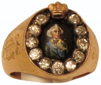 Кольцо офицерское 11 Гренадерского Фанагорийского генералиссимуса князя Суворова полка. Россия, 1900-1917. Золото, серебро, алмазы, эмаль, стекло, олово, литье, огранка, эмалирование, роспись по эмали. Диаметр 1,96 х 2,27 см, толщина от 0,2 см до 0,4 см (у портрета), высота 1,52 см. Музей Суворова (СПБ)