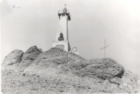 Памятник Семену Дежневу в с. Наукан. Фотография Мосолова В.М. 1985 года. Фотобумага, фотопечать, 15,5х22,5 см. МАУК "Краеведческий музей городского округа Эгвекинот"