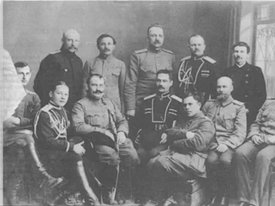 Атаман Семенов (сидит третий слева) с группой офицеров  197x148 мм.  Фотография публикуется впервые.  Из архива А.Рудиненко