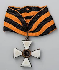 Знак ордена Св. Великомученника и Победоносца Георгия Особого Манчьжурского отряда. 1918 г. Манчжурия. Недрагоценный металл, эмаль, ткань, штамповка, горячая эмаль, монтаж, пайка, С ушком: 30х26 мм. ГИМ. Аверс