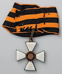 Знак ордена Св. Великомученника и Победоносца Георгия Особого Манчьжурского отряда. 1918 г. Манчжурия. Недрагоценный металл, эмаль, ткань, штамповка, горячая эмаль, монтаж, пайка, С ушком: 30х26 мм. ГИМ. Реверс