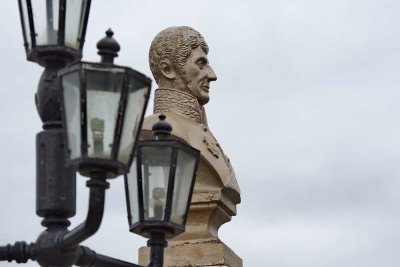 Бюст Андрея Фёдоровича Дерябина Памятник установлен в 1907 году напротив входа в Главный корпус Ижевского оружейного завода. В преддверии войны с Наполеоном появилась необходимость создания на Урале завода по производству холодного и огнестрельного оружия. Дерябин предложил построить его на базе Ижевского железоковательного завода. Строящимся заводом он управлял три года. В 1810 году Дерябина отозвали в столицу. Позже он курировал Ижевский оружейный завод. Автор памятника – Иван Никанорович Ситников, театральный художник-самоучка, живописец, график, скульптор. Памятник представляет собой бюст А.Ф. Дерябина в мундире Александровских времён с орденом Анны и лентой через плечо. Его разместили на плотине Ижевского пруда напротив Главного корпуса Ижевского оружейного завода, по одной оси с его центральной башней.  Адрес: проезд Дерябина, 3. Фото Сергея Рогозина