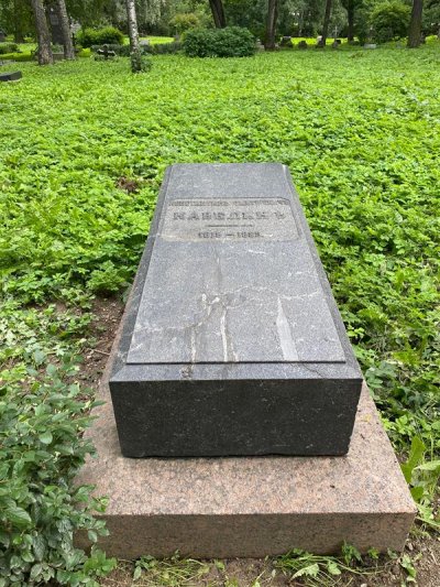 Памятник надгробный на Волковском кладбище Кавелину Константину Дмитриевичу. Неизвестный автор. 1880-е. Гранит, каменотесные работы, полировка, шлифовка, 200х81х50. Санкт-Петербургское ГБУК "Государственный музей городской скульптуры"