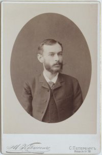 Дютш Г. О. - музыкант, собиратель русских народных песен. Фотография. 1888-1889 гг. Санкт-Петербург. Фотобумага, сепия, печать, 13,8х10,2 16,5х10,7 см. ГАУК МО "Государственный мемориальный музыкальный музей-заповедник П.И.Чайковского"