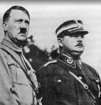 Фото 9. Адольф Гитлер и Эрнст Рем во время Конгресса Национал-социалистической партии в мае 1933 года. На вороте рубашки Рема - эмблема боливийской армии[24].