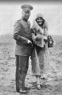 Фото 11. Ганс и Гертруда Кундт отправляются на церемонию доставки самолета Junkers 13, которую немецкая колония преподнесла Боливии на ее столетие в августе 1925 года. Гертруда Кундт вместе с Вильгельмом (Гильермо) Киллманном была инициатором сбора средств для покупки этого первого боливийского самолета, положившего начало создания аэровозбудной компании Боливии ЛАБ (Lloyd Aéreo Boliviano) [29].