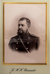 Поручик граф Николай Николаевич Игнатьев. Левицкий С.Л. 1890-е гг. Левицкий С.Л, фотограф. Альбом «Портреты офицеров Преображенского полка. К 50-летнему юбилею настоятеля Преображенского собора П.А.Зиновьевского». Российская империя, г. Санкт-Петербург. Желатино-серебряный отпечаток, картон, фотография, 13,6х9,5 см; 45х33,5 см. ГИМ