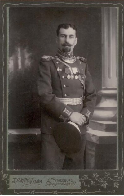 Портрет капитана 147-го пехотного Самарского полка К.П. Благово. Фотография. Фотоателье Ю.А. Вейденбаума. Российская империя, 1910-1914 гг., Картон, фотобумага, бромосеребряный отпечаток, 9,3 х 13,9 (фото); 11,1 х 17,0 (паспарту) см. ФГБУК "Государственный художественно-архитектурный дворцово-парковый музей-заповедник "Царское Село"