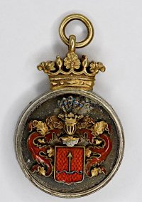 Жетон круглой формы с гербом Дурасовых под дворянской короной, конец XIX века. Конец XIX века, Российская империя. Серебро, штамповка, 27,5х41 мм. ГИМ.