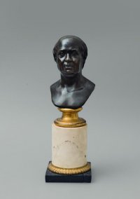 Бюст Г.Р. Державина. Неизвестный русский скульптор втор. пол. XVIII в. Автор оригинала: Рашетт, Жак-Доминик (1744-1809). Россия, вторая половина XVIII в. Бронза, мрамор, позолота; литье, чеканка, патинировка, высота: 42 см. ГЭ