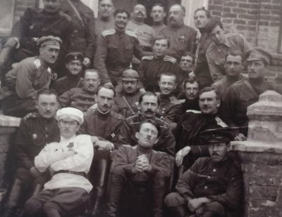 Генерал-майор Молчанов с русскими и японскими офицерами.  По правую руку от Молчанова, командира 3-го стрелкового корпуса - генерал-майор Смолин, командир 2-го стрелкового корпуса. Перед Молчановым подполковник Дробинин, командир Воткинского конного дивизиона. За Молчановым полковник Ефимов, командир Ижевско-Воткинской бригады. Белое Приморье, 1921-22 г.