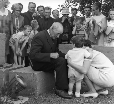 У мемориального комплекса "Хатынь", в центре Иосиф Каминский — один из жителей Хатыни, оставшихся в живых после сожжения деревни гитлеровцами. 1970 © РИА Новости / Ю. Иванов