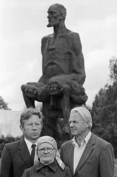 Виктор Желобкович, Софья Яскевич и Владимир Яскевич — жители деревни Хатынь, чудом избежавшие зверской расправы в годы Великой Отечественной войны, у памятника замученным фашистами жителям Хатыни © РИА Новости