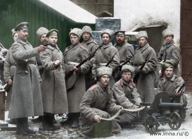 Солдаты лейб-гвардии Кексгольмского полка, охраняющие Центральный Телеграф. Петроград. Октябрь 1917 года.