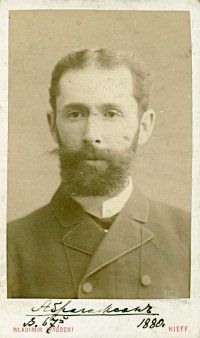 Абрагамсон Артур Адольфович. 1890-е гг. г. Киев. Фотограф Высоцкий В. Фотография черно-белая, фотобумага, картон, альбумин, чернила черные, 8,8 х 5,4 см. ФГБУК "Центральный музей железнодорожного транспорта Российской Федерации"