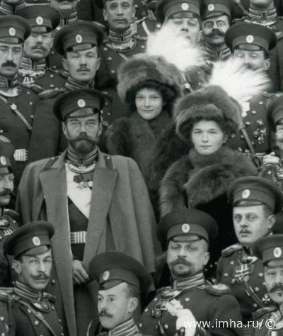 Император Николай II и Великие Княжны Ольга и Татьяна Николаевны с офицерами 148-го пехотного Каспийского Великой княжны Анастасии Николаевны полка. Царское Село 1914 года