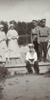 Его Императорское Величество Государь Император Николай II, цесаревич Алексей и Великие княжны Мария и Анастасия с командиром Отдельного батальона Гвардейского экипажа — Николаем Павловичем Саблиным, село Ропша, 1915 год.