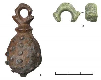 Кистени: 1 – бронзовая гирька кистеня, селище Спасское городище 7; 2 –  петля от бронзовой гирьки кистеня, селище Ивановское 2