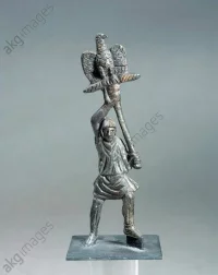 Аквилифер (орлоносец) римского легиона. Статуэтка I века до Р.Х., эпохи Гая Юлия Цезаря (Музей Абруццо, Италия).