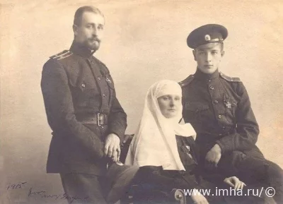 На фото слева Князь Кропоткин Иван Алексеевич (1889–1928). Николаевское кавалерийское училище 1911. 11 уланский полк. Ротмистр 5-го драгунского полка. В Добровольческой армии и ВСЮР; командир сотни 1-го Кабардинского полка.  Справа его брат Сергей.  Князь Кропоткин Сергей Алексеевич, р. 1895. Лейб-гвардии Уланский полк (выпуск 1914). Ранен в августе 1914. В бою 6.07.1915 в одном с ним окопе был Н. Гумилёв.  В Белых войсках Восточного фронта. С 1918 ротмистр и командир дивизиона Казанского кавалерийского полка в армии Колчака. Остался в Красноярском крае на территории занятой красными. Некоторое время проживал с документами на имя Жана Гроше – санитара французской военной миссии. После разоблачения органами ОГПУ дважды подвергался аресту, восемь лет провел в сталинских лагерях. Далее проживал под двойной фамилией Иван Алексеевич Кропоткин-Грошев.