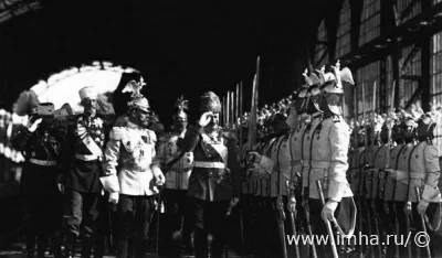 Император Николай II и король Саксонии Фридрих-Август III обходят почётный караул лейб-гвардии Кирасирского полка на Царскосельском вокзале. 7 июня 1914.
