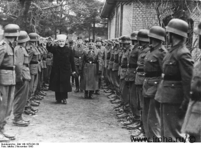 Великий муфтий Иерусалима аль-Хусейни обходит строй мусульманских эсэсовцев хорватской горной дивизии "Ханджар"
