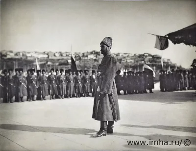 Николай II перед строем казаков Императорского Конвоя в Могилеве. 1916 год.