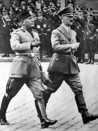 Адольф Гитлер и Бенито Муссолини после вручения последнему меча "Защитника ислама" в Берлине (1937 год)