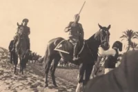 Муссолини после вручения ему меча "защитника ислама" (Ливия, 1937год).