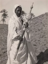 Шейх ливийских берберов держит меч, предназначенный для вручения Муссолини. как "Защитнику ислама" (фото 1937 года)