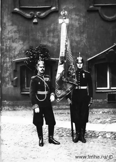 Офицер и паж со знаменем Пажеского корпуса. 1902 г.