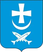 Герб г. Азов. В лазоревом поле повышенные четырехконечный равноконечный крест с расширяющимися концами и под ним опрокинутый полумесяц, сопровожденные внизу двумя рыбами-осетрами накрест; все фигуры серебряные.