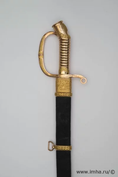Шашка драгунская офицерская обр. 1909 г. в ножнах, Золотое Георгиевское оружие «За храбрость» (клинок) И.Р. Довбор-Мусницкого. Шаф и сыновья. 1914 - 1915 гг. Россия. Санкт-Петербург, 1914 - 1915 гг. Длина в ножнах: 99,5 см; длина без ножен: 97 см; длина клинка: 81,5 см; ширина клинка: 3 см. Золото, сталь, эмаль, ковка, литье, чеканка, полировка, гравировка, травление. ГИМ