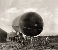 Немецкие солдаты переносят через поле аэростат для наблюдение за вражескими позициями в Шампани, Франция, около 1915 года.