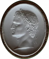 Слепок с геммы. Марк Випсаний Агриппа. Рабенштайн, Готтлиб Беньямин (1769(?) - 1816). Германия, Дрезден, 1805 - 1816 гг. Гипс, золочение, оттиск в форме, 32 х 28 мм. ФГБУК "Государственный музей-заповедник "Архангельское"