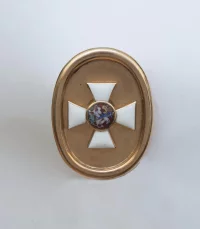 Шашка драгунская офицерская обр. 1909 г. в ножнах, Золотое Георгиевское оружие «За храбрость» (клинок) И.Р. Довбор-Мусницкого. Шаф и сыновья. 1914 - 1915 гг. Россия. Санкт-Петербург, 1914 - 1915 гг. Длина в ножнах: 99,5 см; длина без ножен: 97 см; длина клинка: 81,5 см; ширина клинка: 3 см. Золото, сталь, эмаль, ковка, литье, чеканка, полировка, гравировка, травление. ГИМ